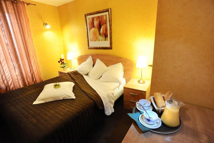 Les Negociants Pontgibaud Room photo
